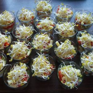 Bunter Salat im Glas mit Bergkäse und Joghurtdressing